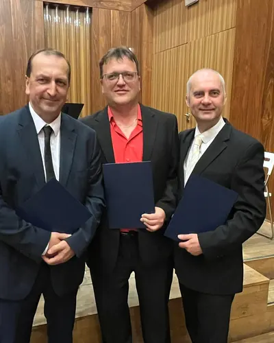 Společná fotografie ve školním sále