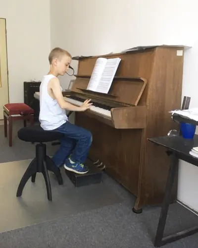 Žák u pianina při hodině